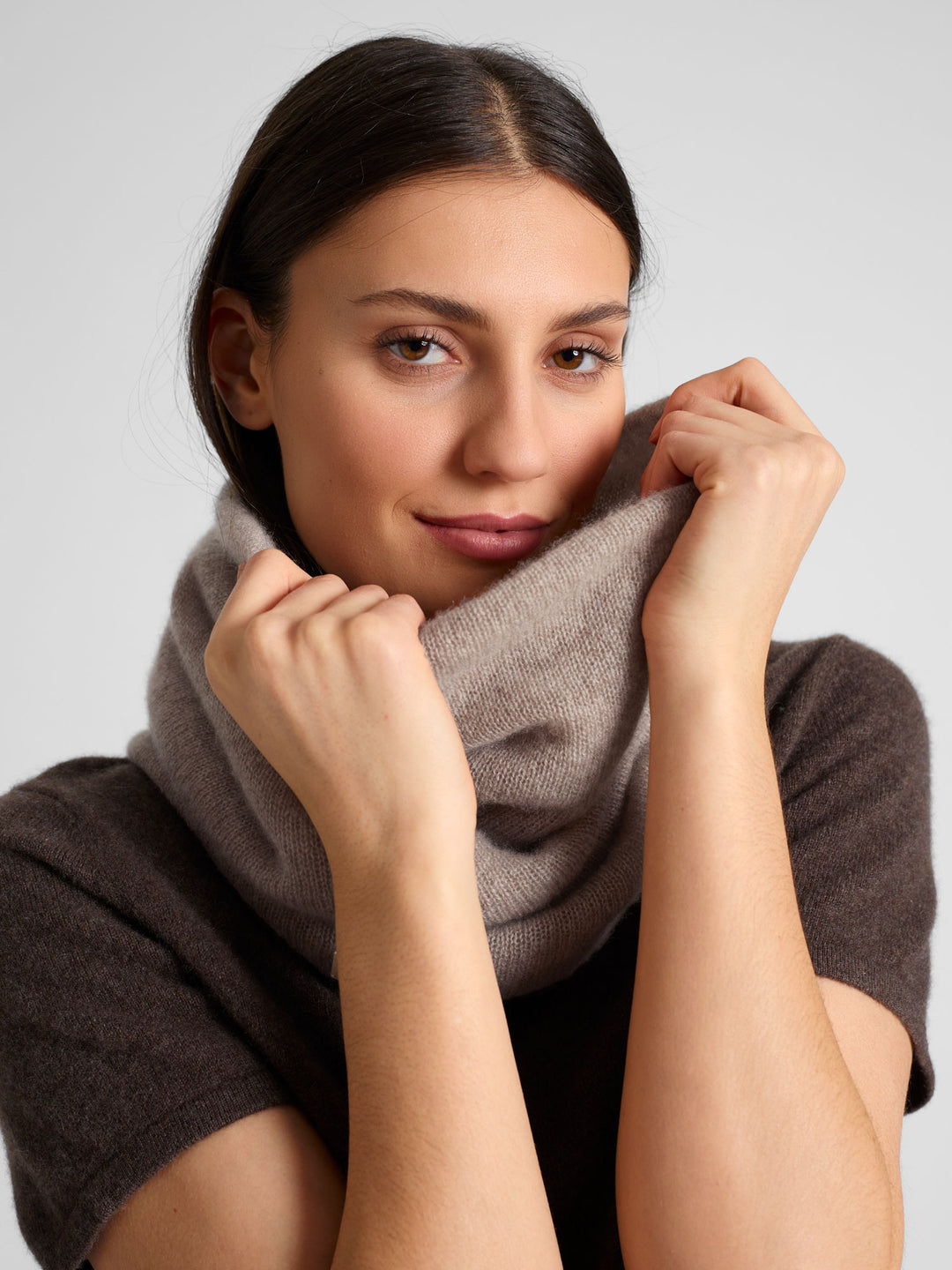 Cashmere snood / scarf "Eida" in 100% pure cashmere. Scandinavian design by Kashmina. Color: Toast.