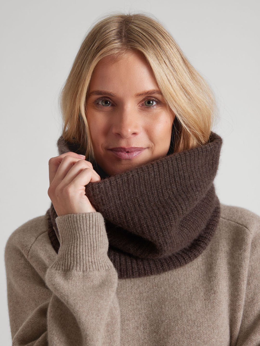Rib knitted cashmere snood / scarf "Erika" in 100% pure cashmere. Scandinavian design by Kashmina. Color: Dark Brown.