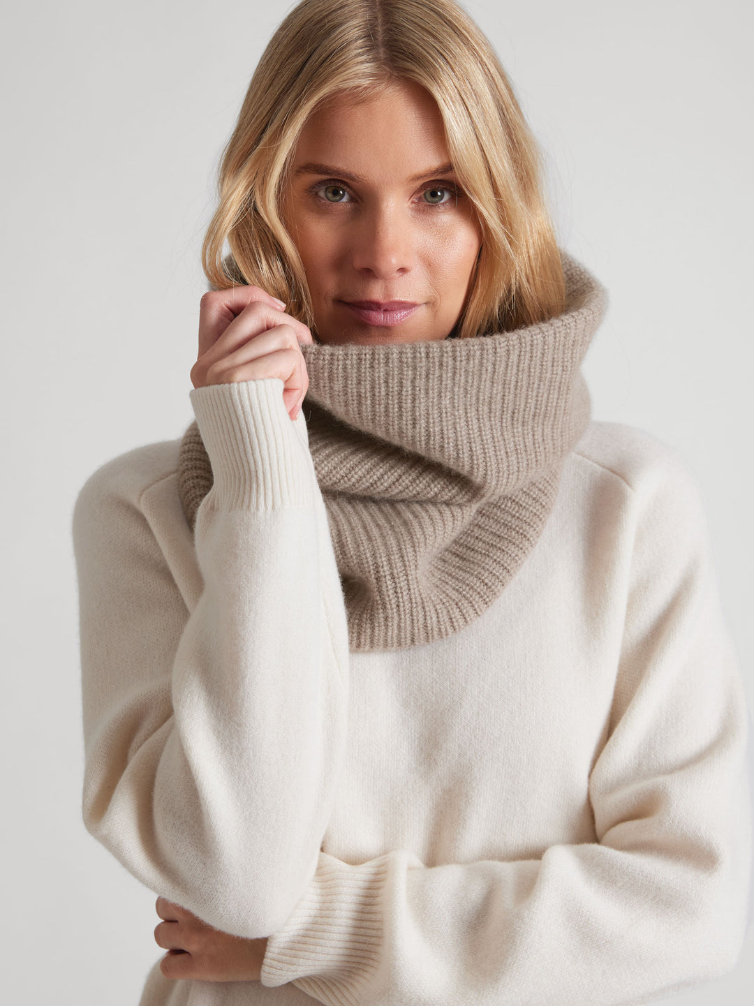 Rib knitted cashmere snood / scarf "Erika" in 100% pure cashmere. Scandinavian design by Kashmina. Color: Toast.