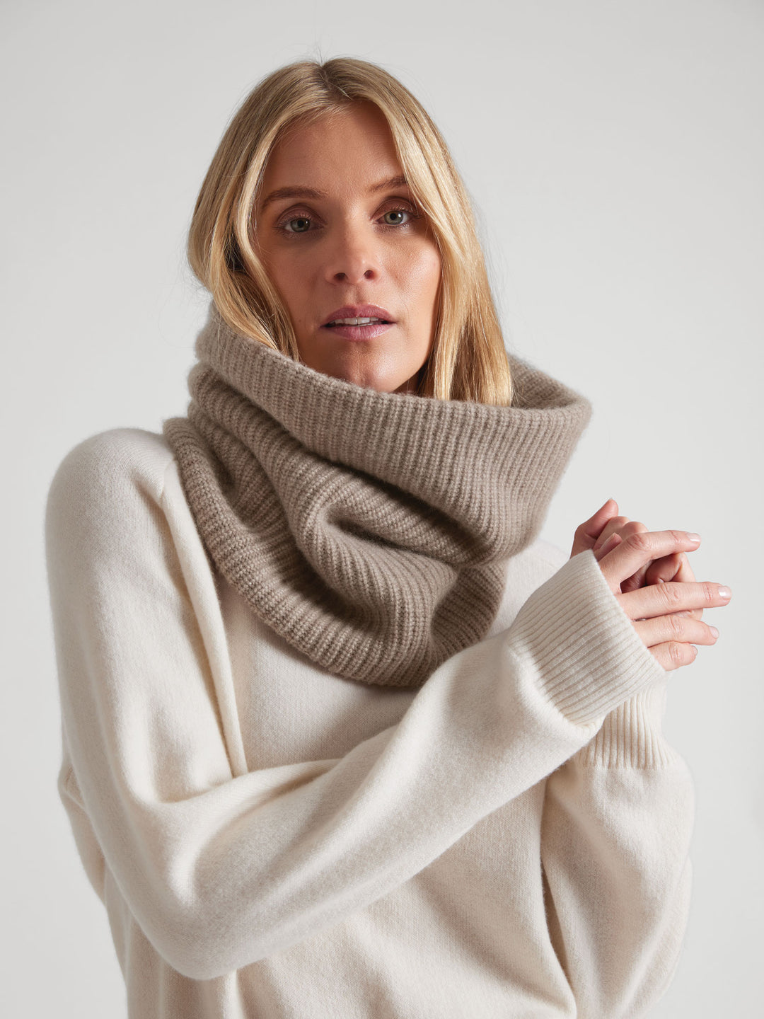 Rib knitted cashmere snood / scarf "Erika" in 100% pure cashmere. Scandinavian design by Kashmina. Color: Toast.