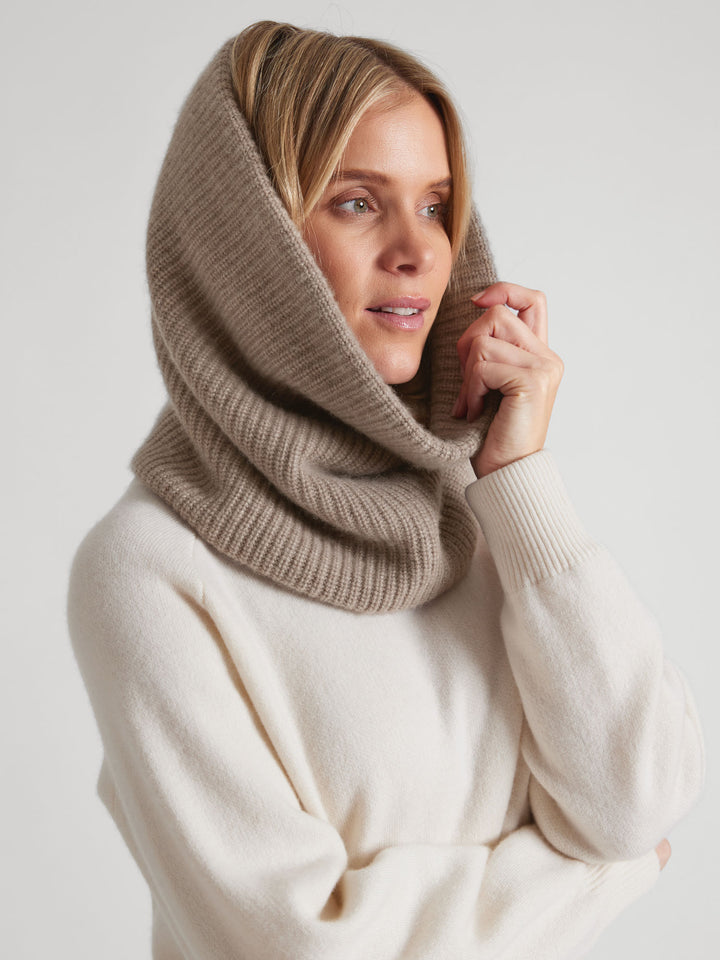 Rib knitted cashmere snood / scarf "Erika" in 100% pure cashmere. Scandinavian design by Kashmina. Color: Toast.