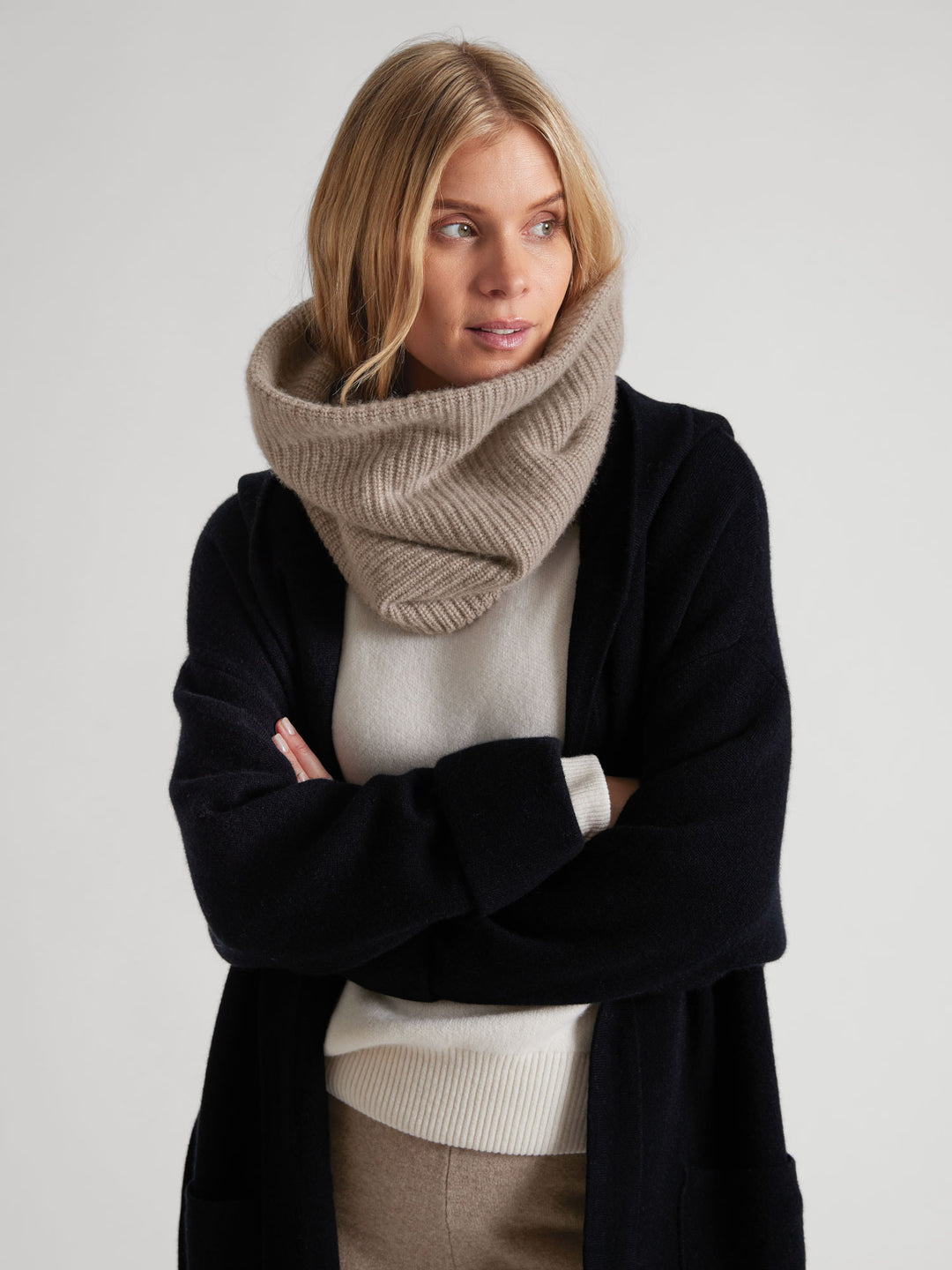 Rib knitted cashmere snood / scarf "Erika" in 100% pure cashmere. Scandinavian design by Kashmina. Color: Toast.