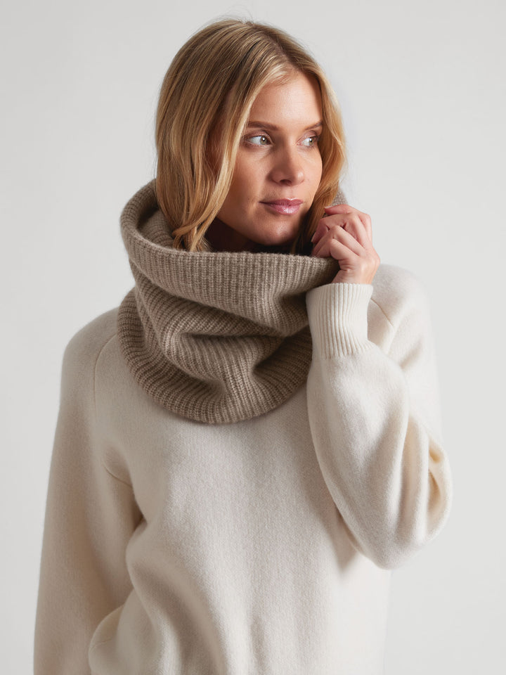 Rib knitted cashmere snood / scarf "Erika" in 100% pure cashmere. Scandinavian design by Kashmina. Color: Toast.