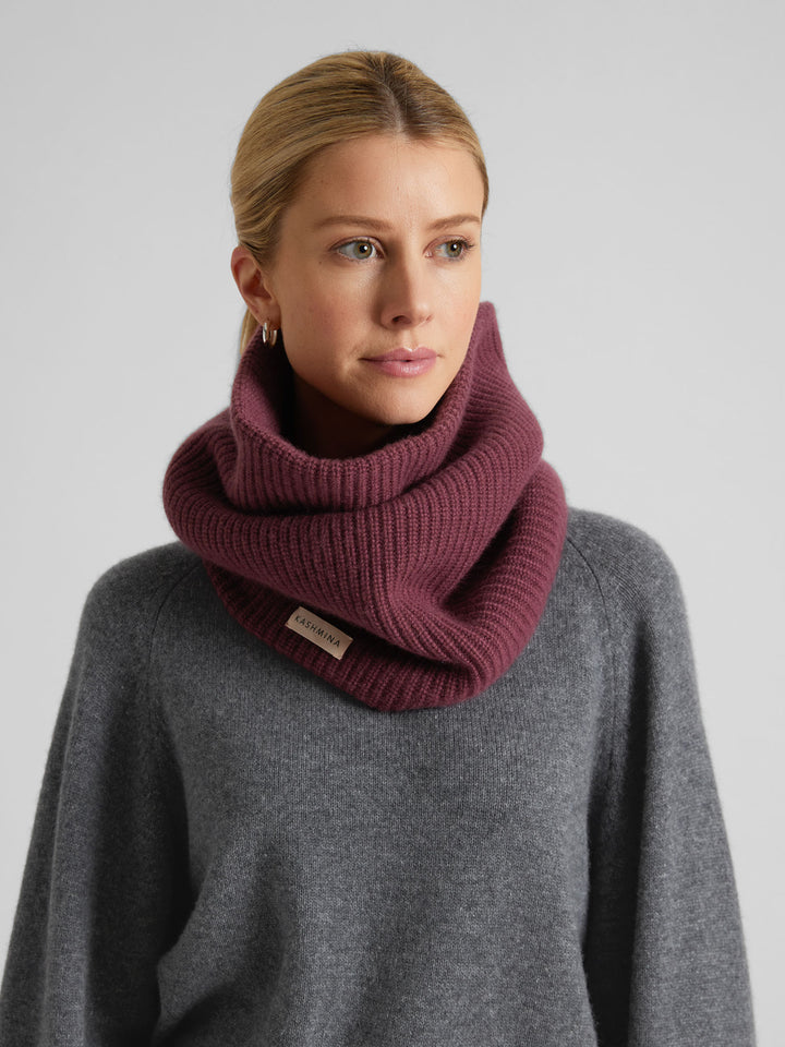 Rib knitted cashmere snood / scarf "Erika" in 100% pure cashmere. Scandinavian design by Kashmina. Color: Wild Plum.