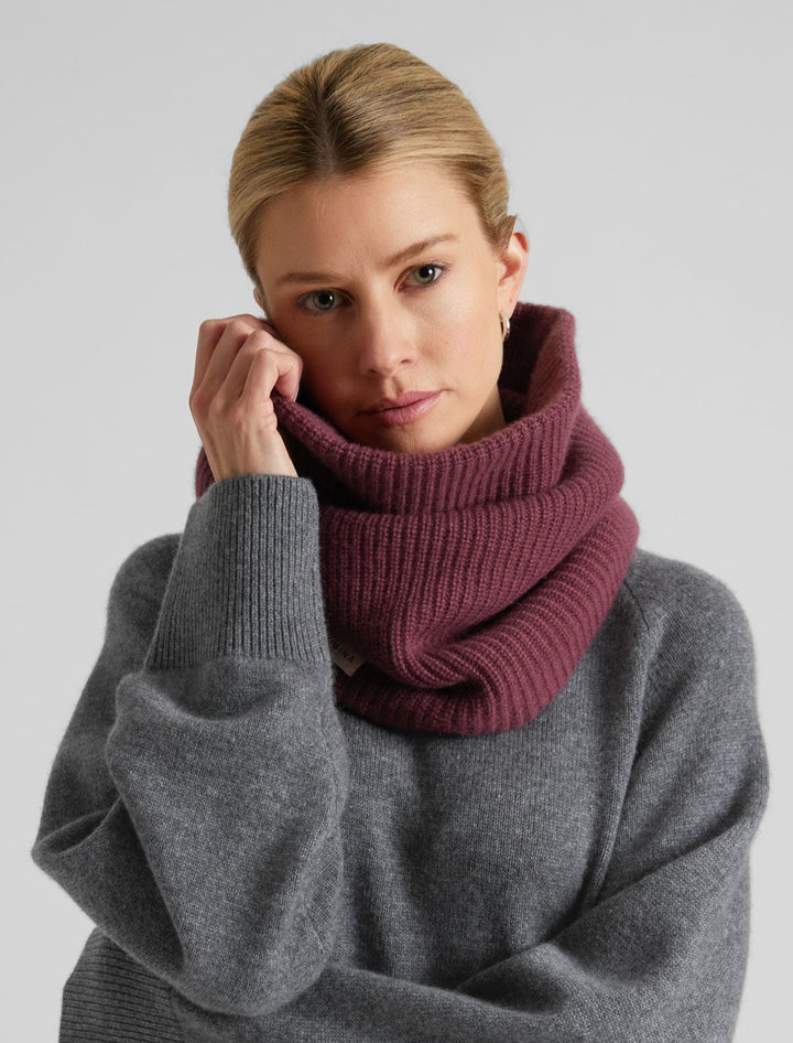 Rib knitted cashmere snood / scarf "Erika" in 100% pure cashmere. Scandinavian design by Kashmina. Color: Wild Plum.
