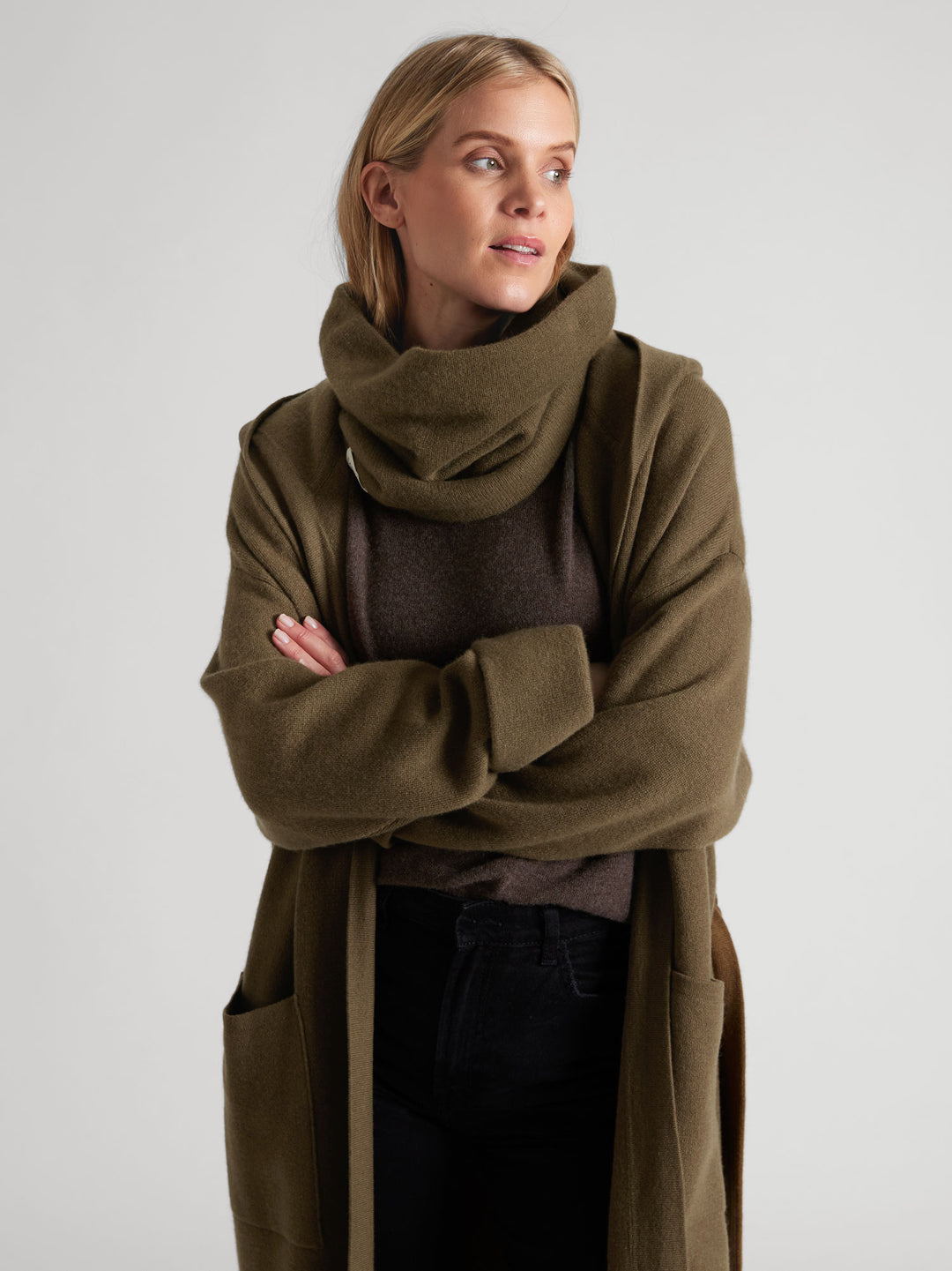 Cashmere snood / scarf "Eydis" in 100% pure cashmere. Scandinavian design by Kashmina. Color: Hunter.