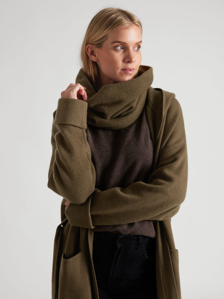 Cashmere snood / scarf "Eydis" in 100% pure cashmere. Scandinavian design by Kashmina. Color: Hunter.