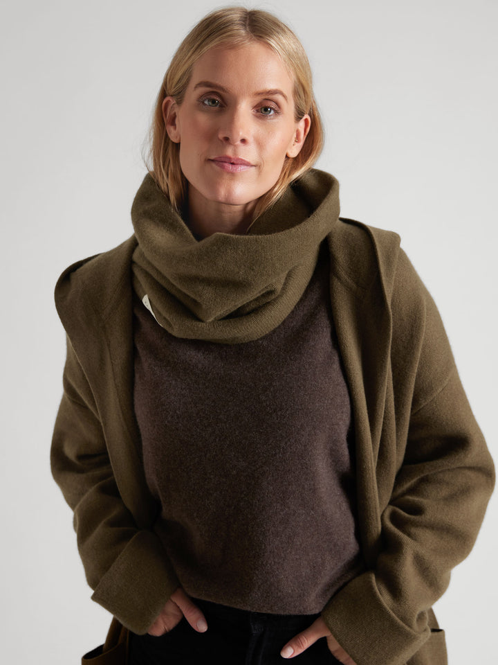 Cashmere snood / scarf "Eydis" in 100% pure cashmere. Scandinavian design by Kashmina. Color: Hunter.