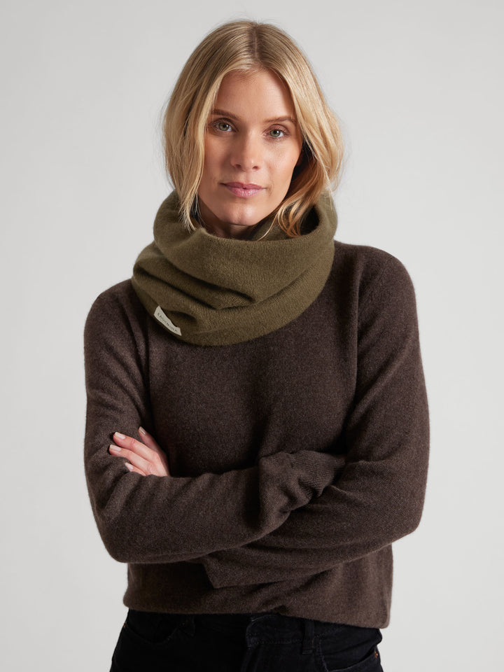 Cashmere snood / scarf "Eydis" in 100% pure cashmere. Scandinavian design by Kashmina. Color: Hunter.