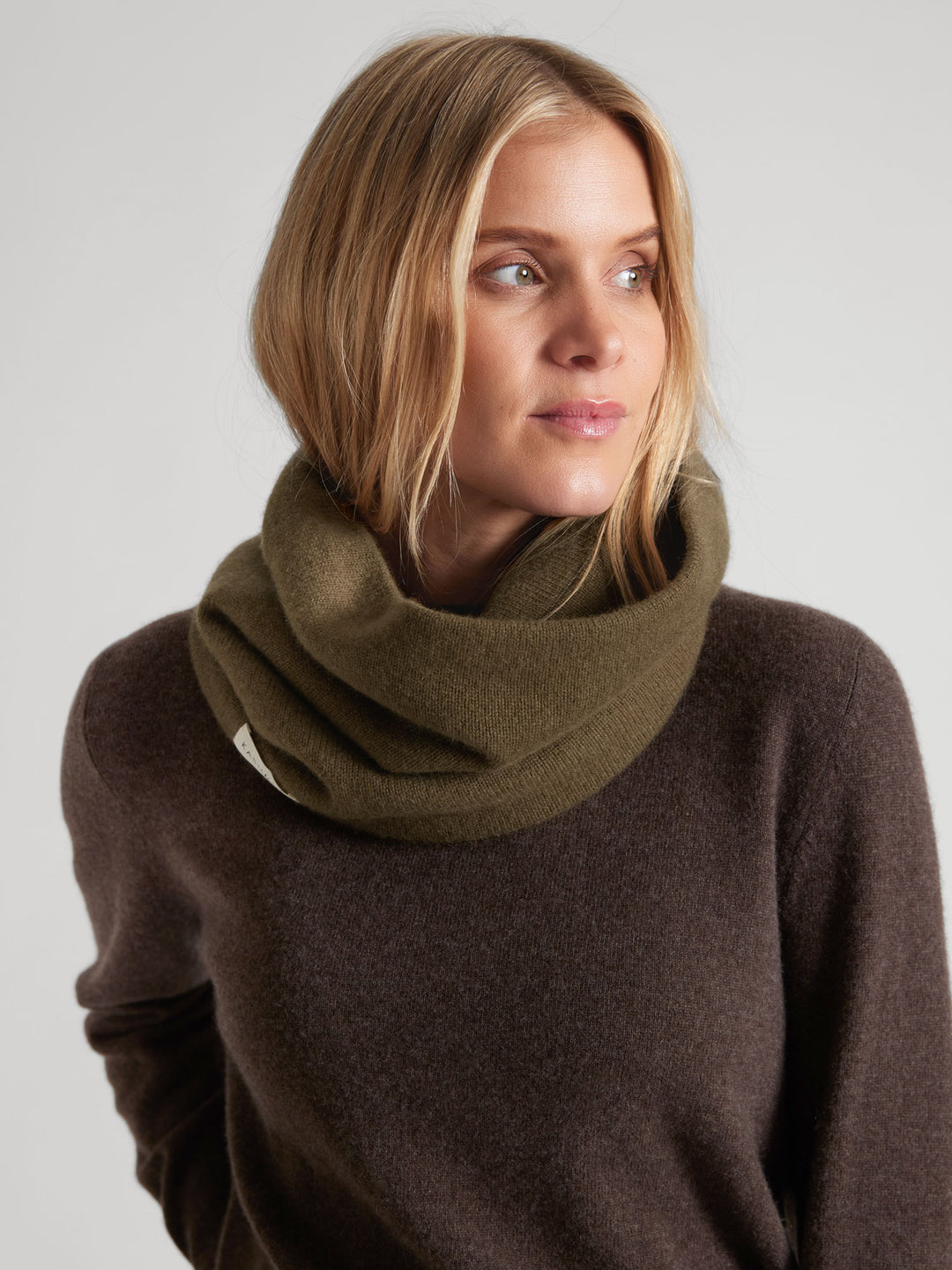 Cashmere snood / scarf "Eydis" in 100% pure cashmere. Scandinavian design by Kashmina. Color: Hunter.