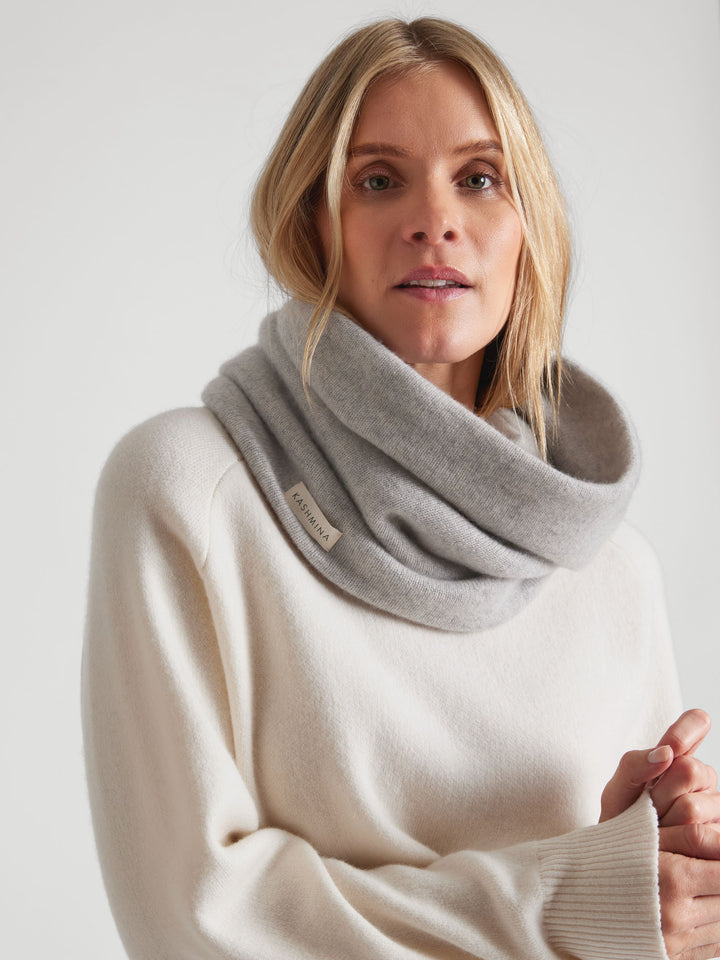 Cashmere snood / scarf "Eydis" in 100% pure cashmere. Scandinavian design by Kashmina. Color: Light grey.