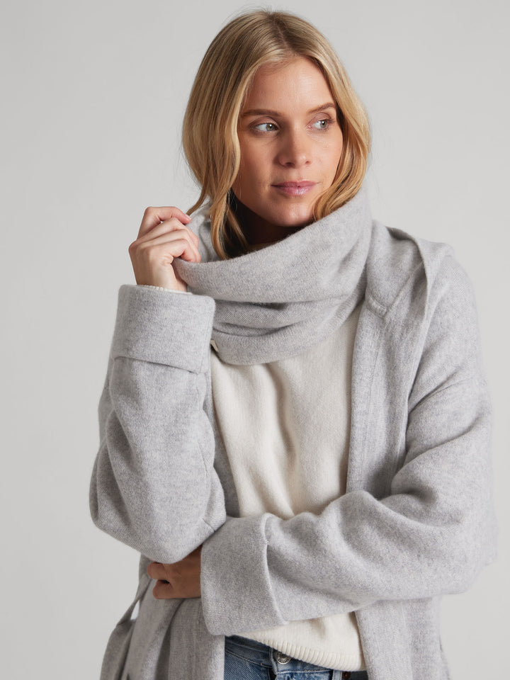 Cashmere snood / scarf "Eydis" in 100% pure cashmere. Scandinavian design by Kashmina. Color: Light grey.