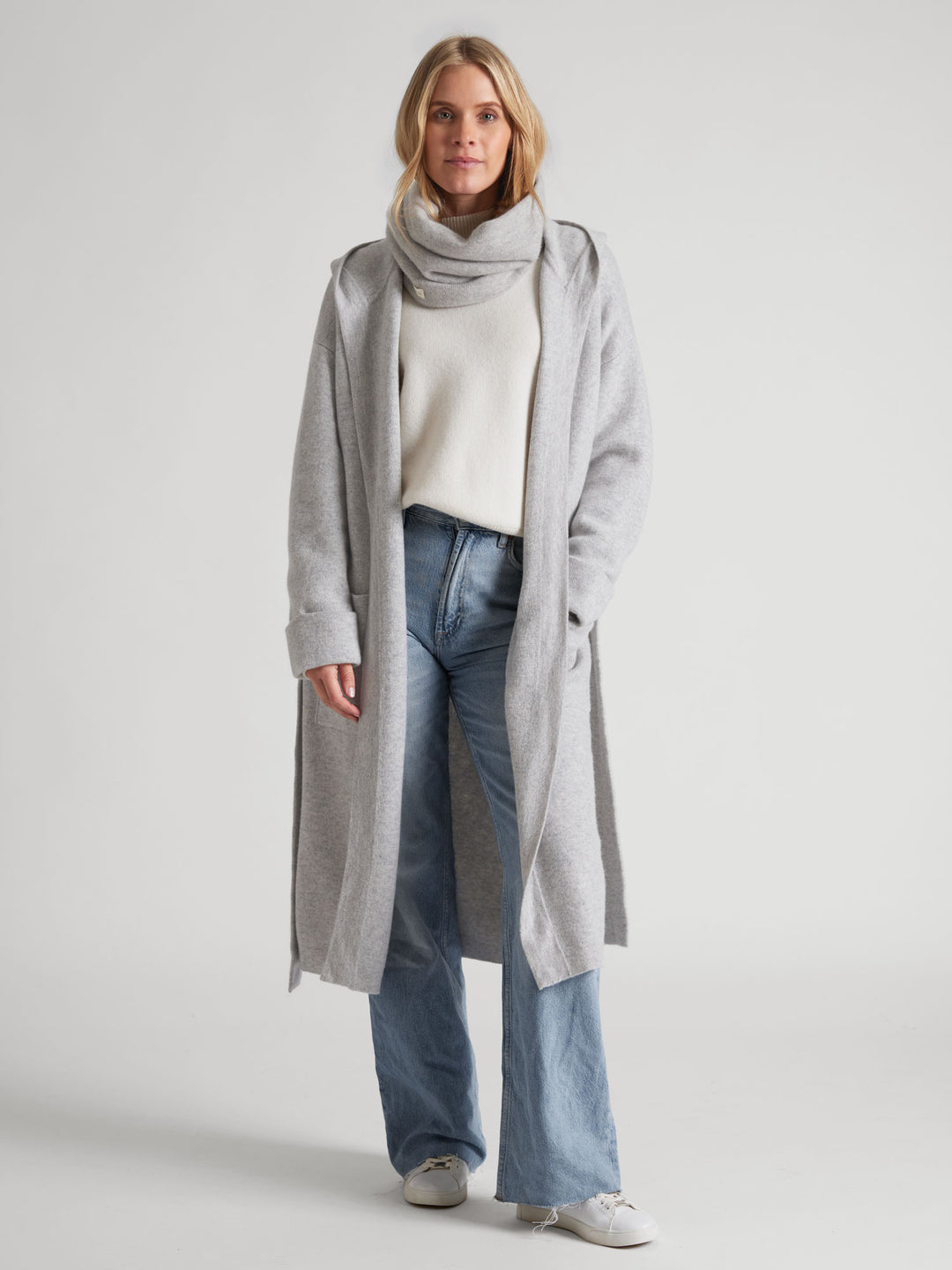 Cashmere snood / scarf "Eydis" in 100% pure cashmere. Scandinavian design by Kashmina. Color: Light grey.