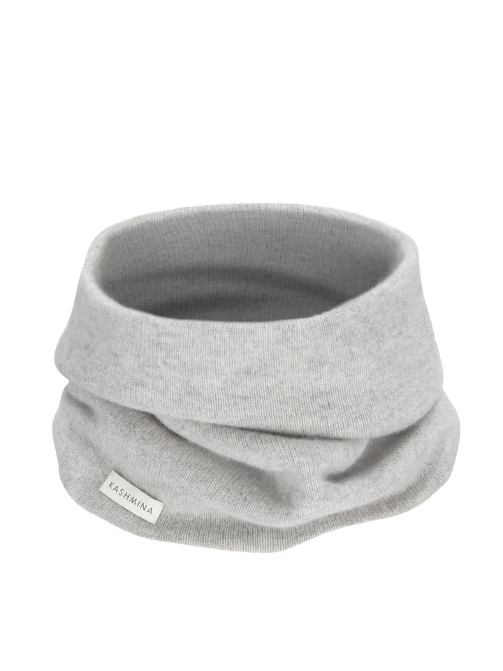 Cashmere snood / scarf "Eydis" in 100% pure cashmere. Scandinavian design by Kashmina. Color: Light grey.