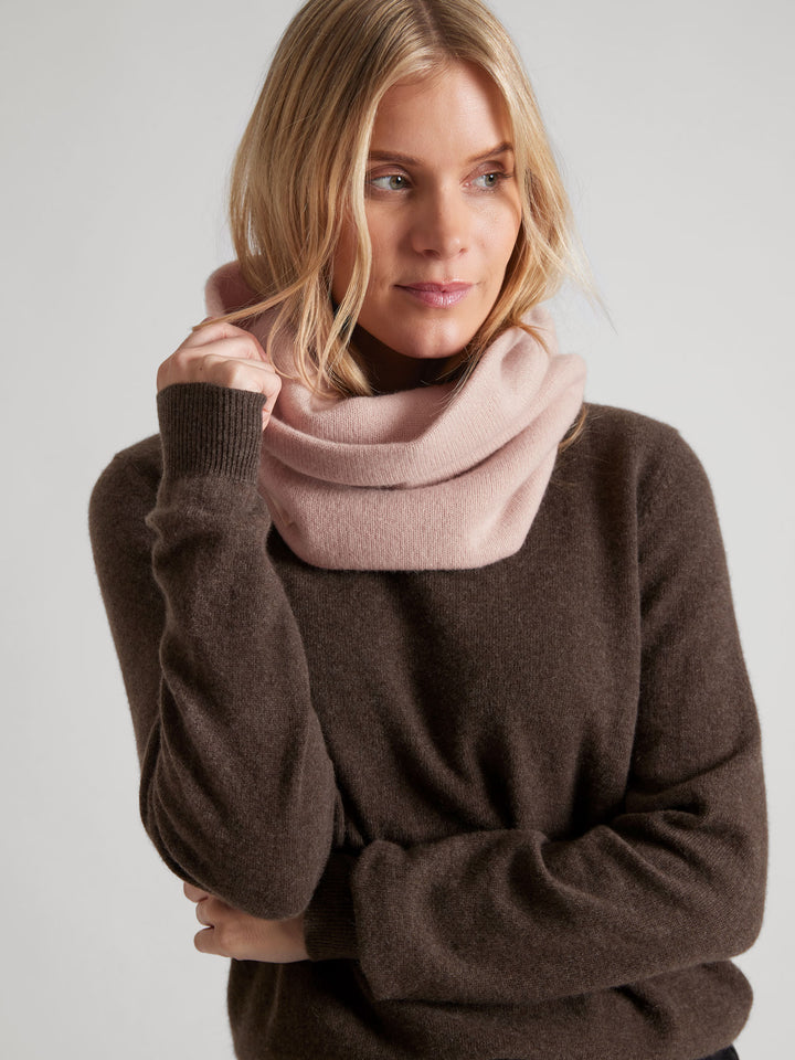 Cashmere snood / scarf "Eydis" in 100% pure cashmere. Scandinavian design by Kashmina. Color: Rose Glow.