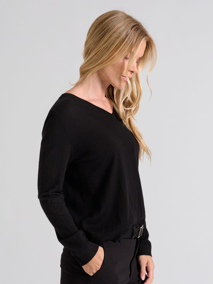 Cashmere sweater Aina, made from 100% pure cashmere. Scandinavian design by Kashmina. Color: Black.