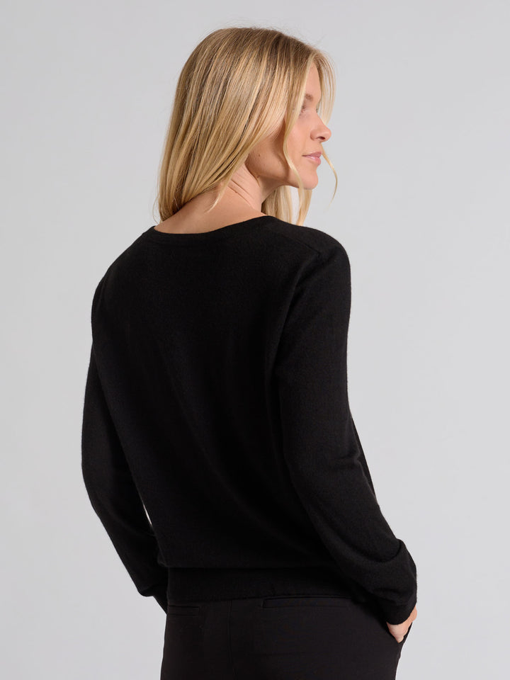 Cashmere sweater Aina, made from 100% pure cashmere. Scandinavian design by Kashmina. Color: Black.