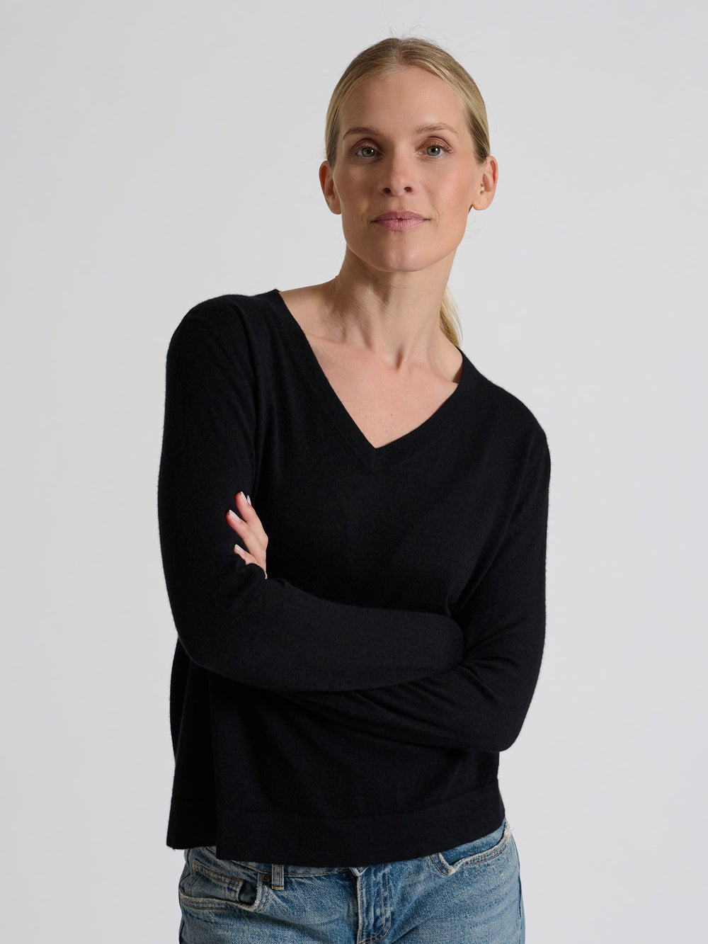 Cashmere sweater Aina, made from 100% pure cashmere. Scandinavian design by Kashmina. Color: Black.