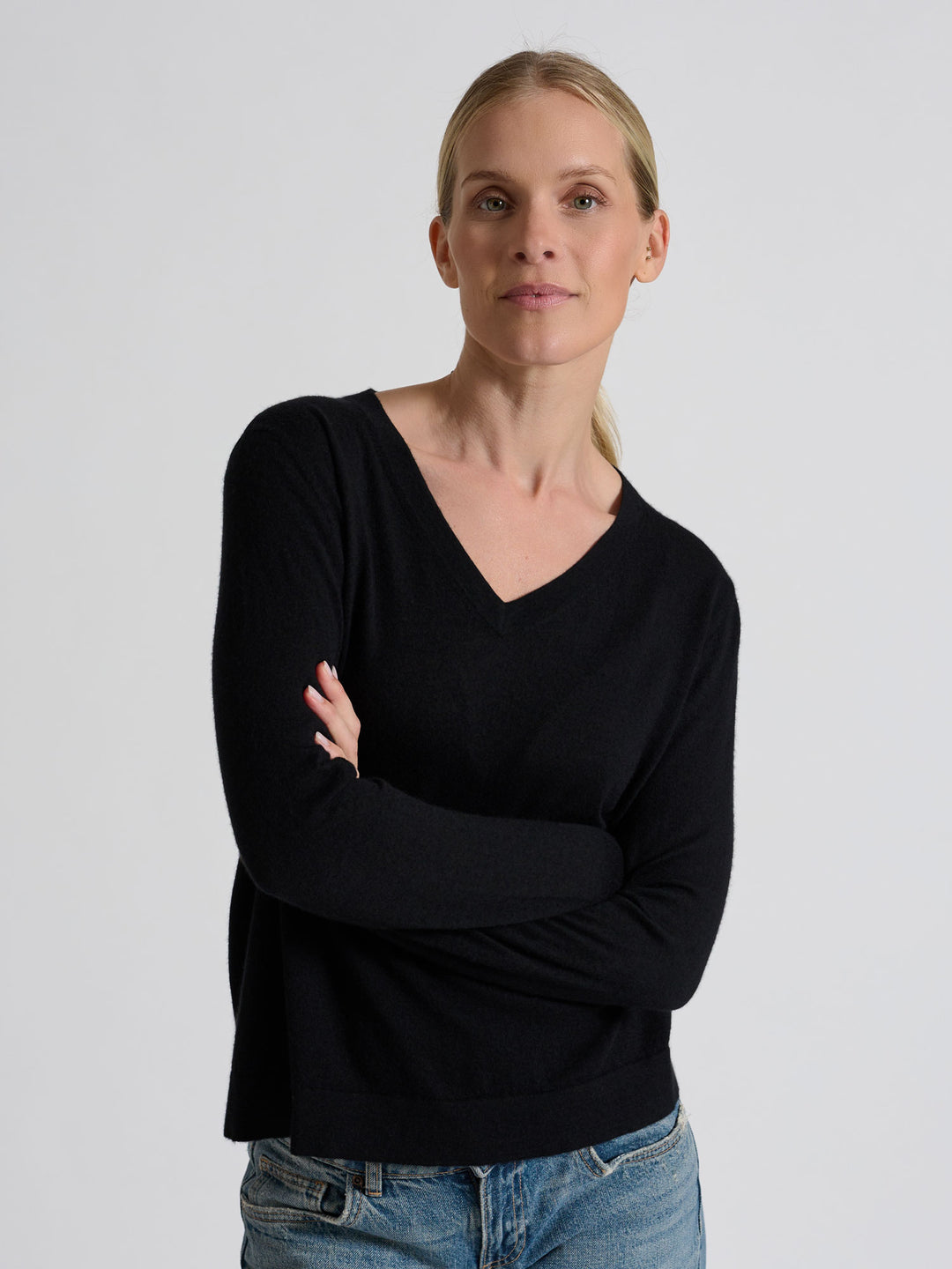 Cashmere sweater Aina, made from 100% pure cashmere. Scandinavian design by Kashmina. Color: Black.