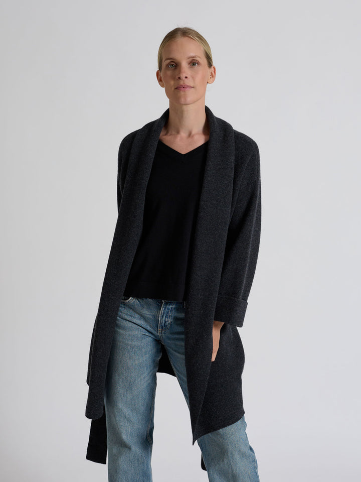 Cashmere sweater Aina, made from 100% pure cashmere. Scandinavian design by Kashmina. Color: Black.