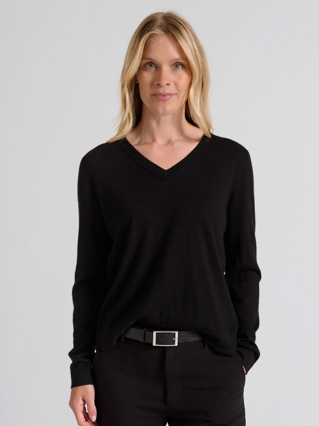 Cashmere sweater Aina, made from 100% pure cashmere. Scandinavian design by Kashmina. Color: Black.