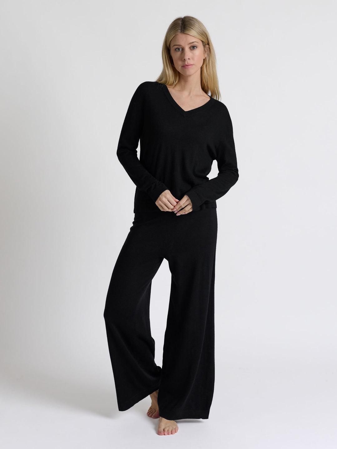 Cashmere sweater Aina, made from 100% pure cashmere. Scandinavian design by Kashmina. Color: Black.