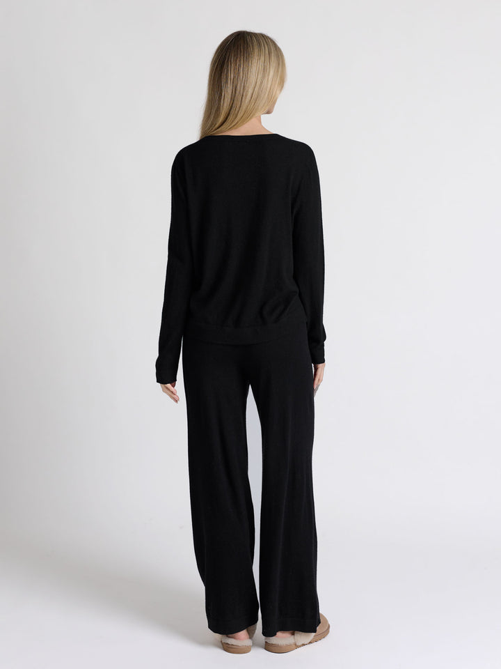 Cashmere sweater Aina, made from 100% pure cashmere. Scandinavian design by Kashmina. Color: Black.