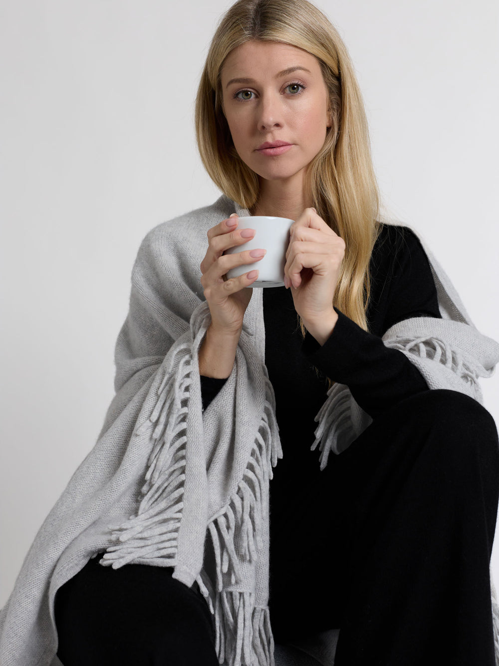 Cashmere sweater Aina, made from 100% pure cashmere. Scandinavian design by Kashmina. Color: Black.