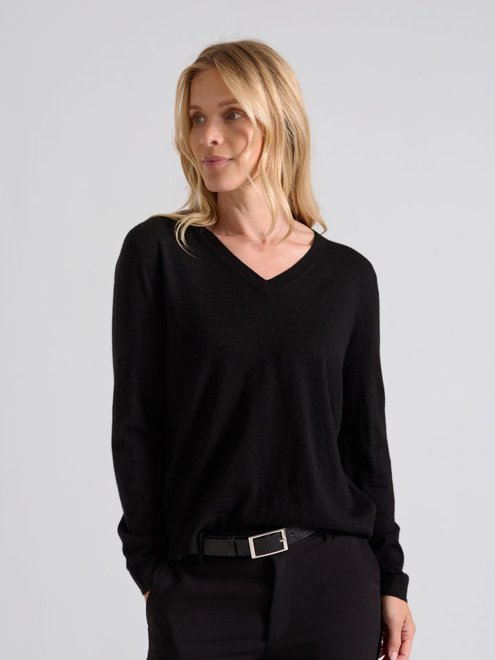 Cashmere sweater Aina, made from 100% pure cashmere. Scandinavian design by Kashmina. Color: Black.