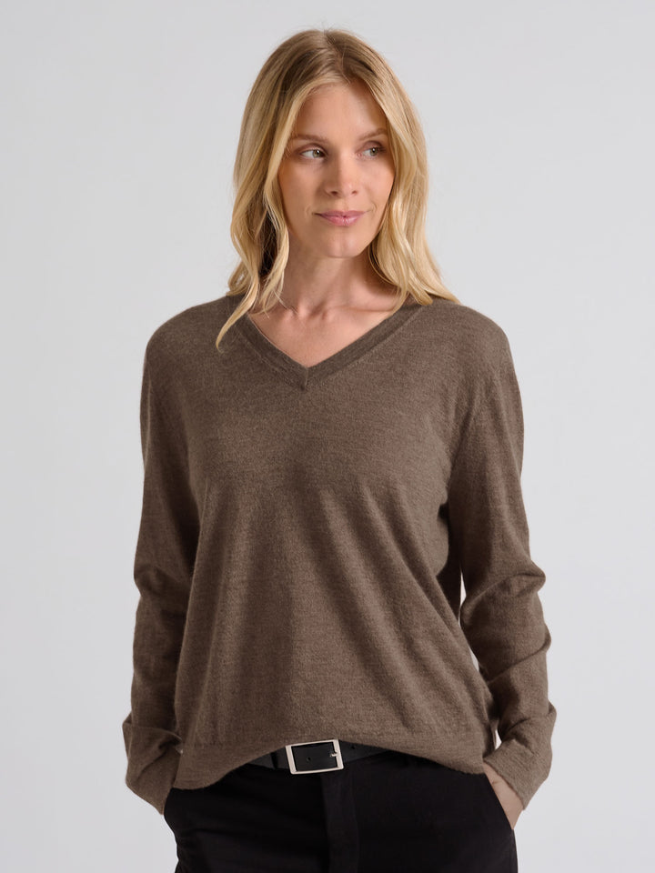 Cashmere sweater Aina, made from 100% pure cashmere. Scandinavian design by Kashmina. Color: Dark Toast.
