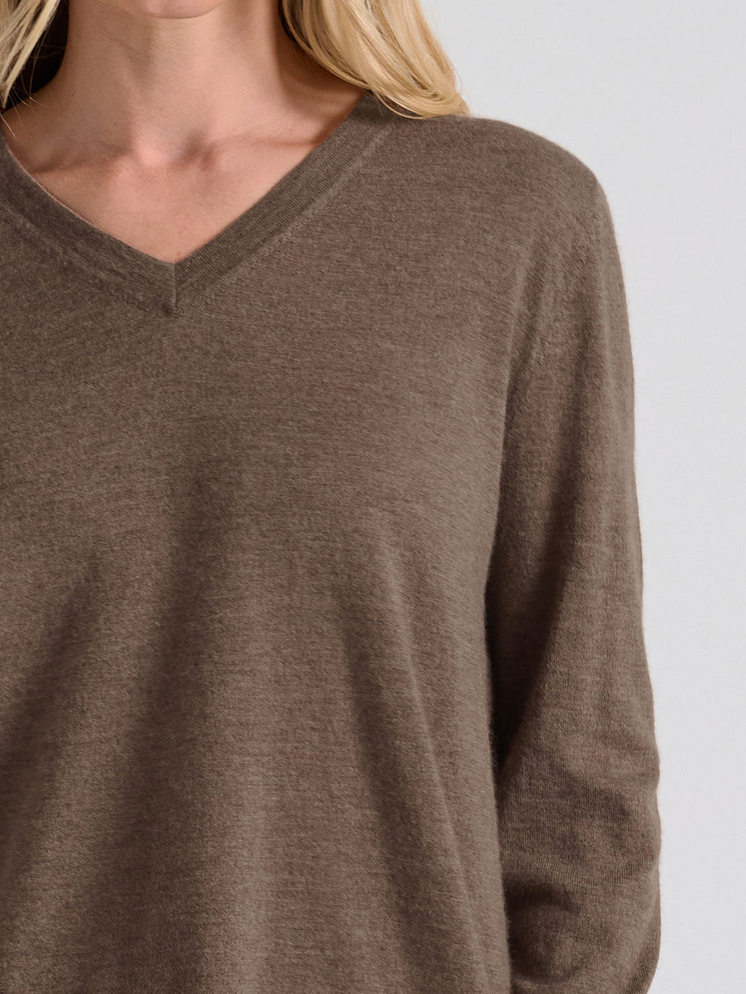 Cashmere sweater Aina, made from 100% pure cashmere. Scandinavian design by Kashmina. Color: Dark Toast.