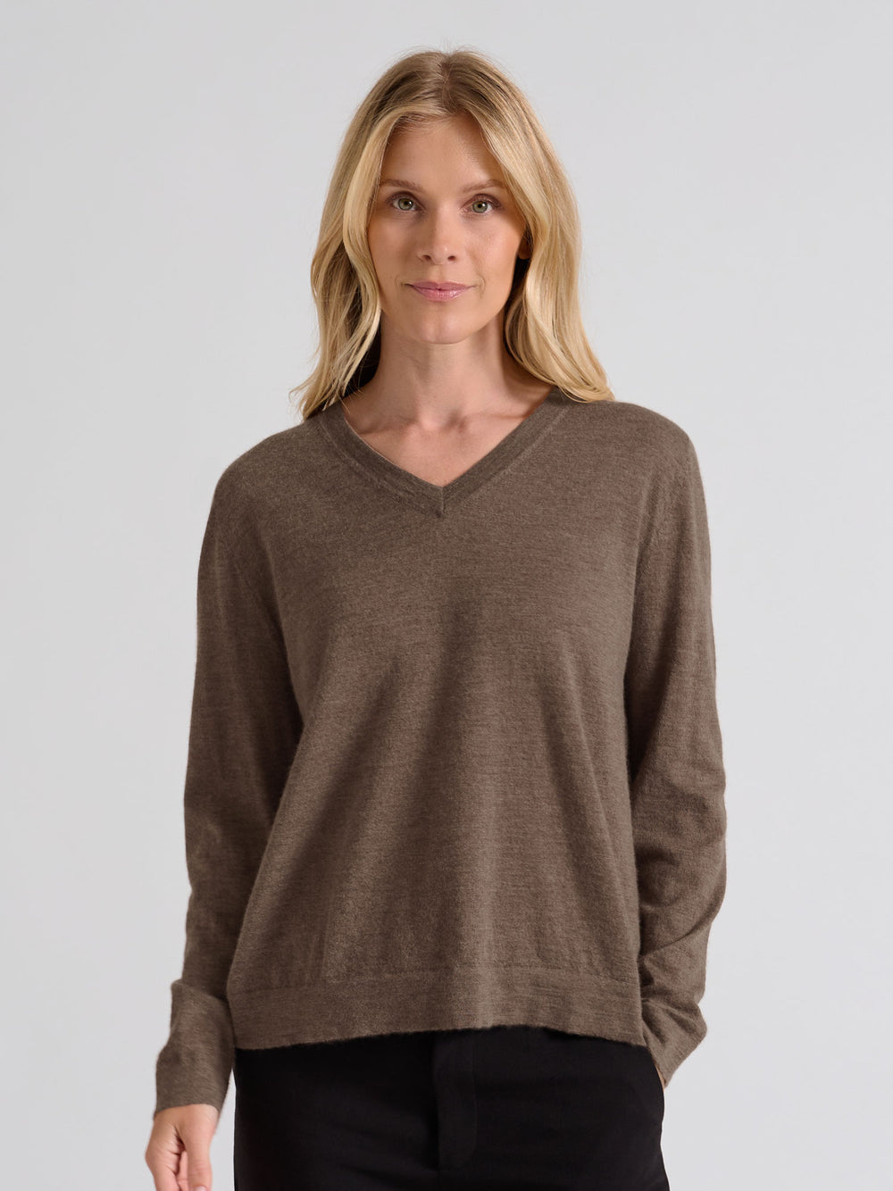 Cashmere sweater Aina, made from 100% pure cashmere. Scandinavian design by Kashmina. Color: Dark Toast.