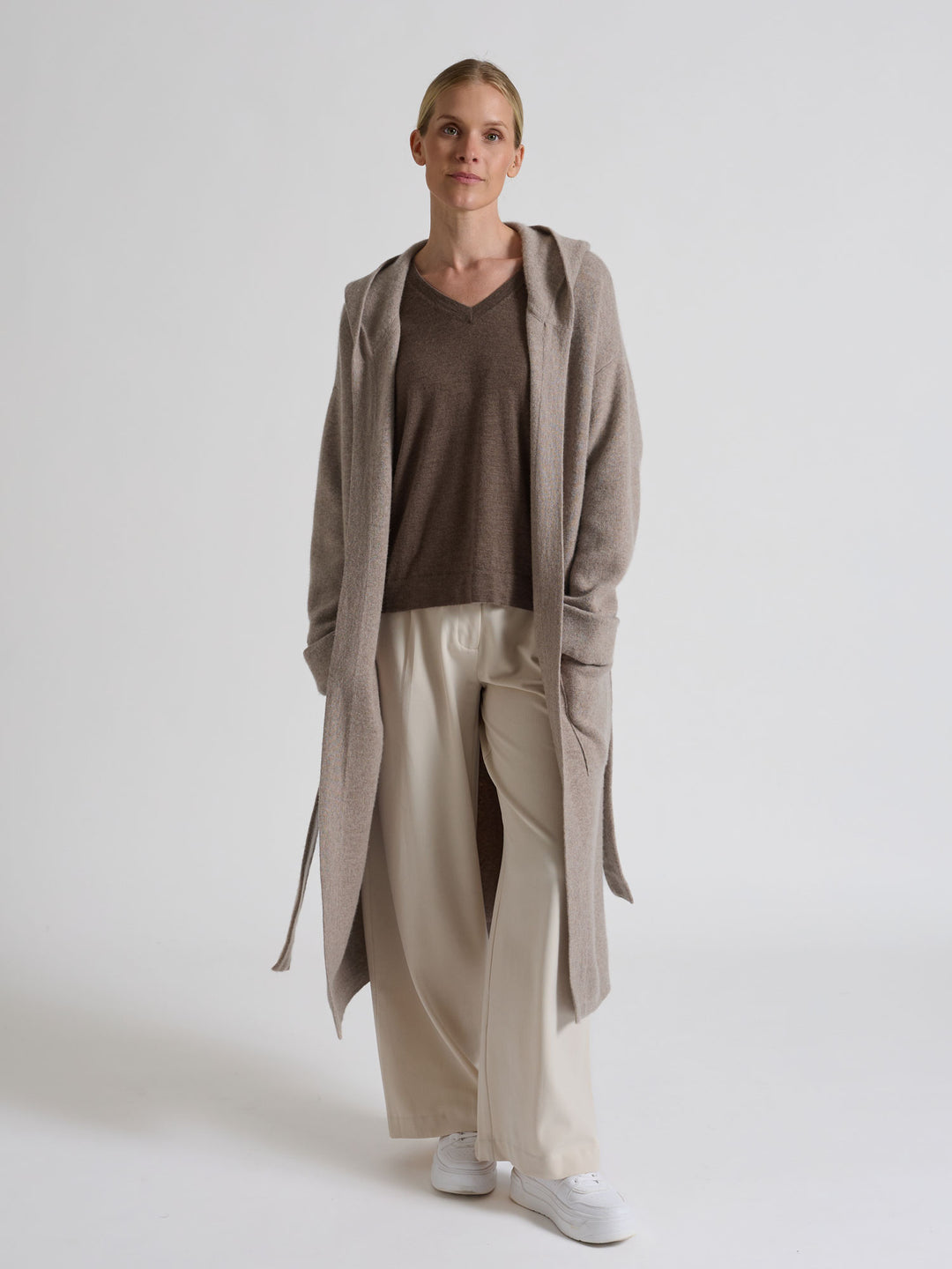 Cashmere sweater Aina, made from 100% pure cashmere. Scandinavian design by Kashmina. Color: Dark Toast.