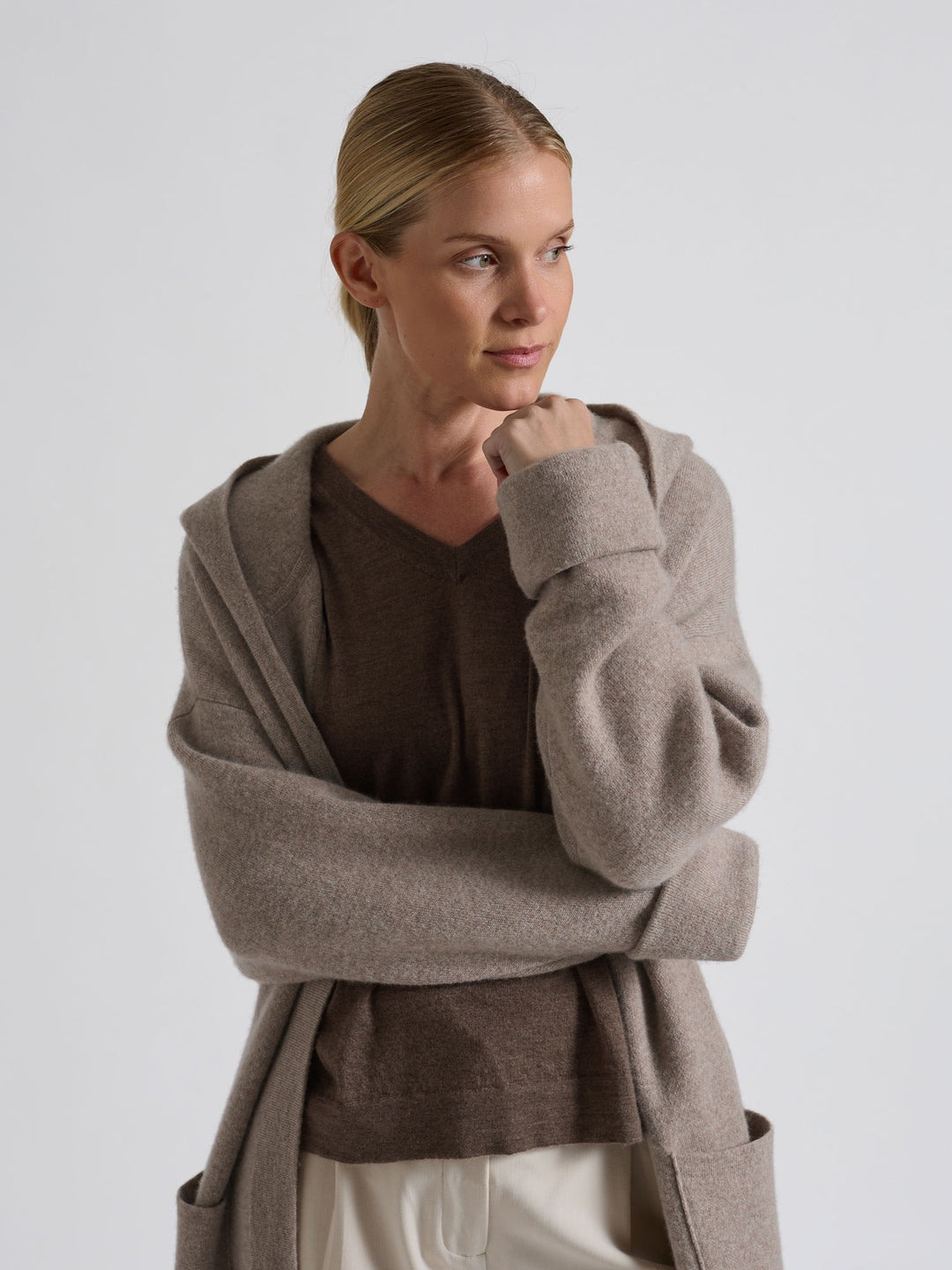 Cashmere sweater Aina, made from 100% pure cashmere. Scandinavian design by Kashmina. Color: Dark Toast.