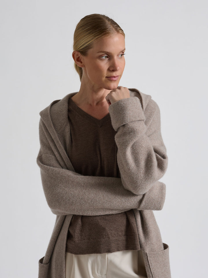 Cashmere sweater Aina, made from 100% pure cashmere. Scandinavian design by Kashmina. Color: Dark Toast.