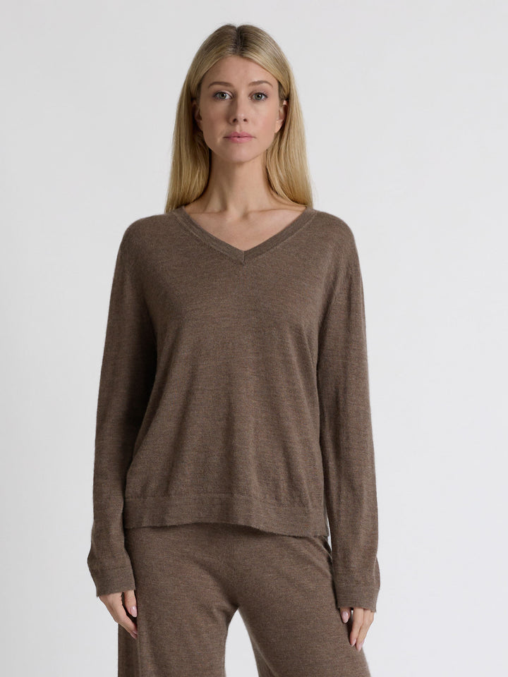 Cashmere sweater Aina, made from 100% pure cashmere. Scandinavian design by Kashmina. Color: Dark Toast.
