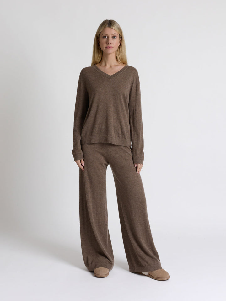 Cashmere pants "Air" in 100% pure light cashmere. Scandinavian design by Kashmina. Color: Dark Toast.