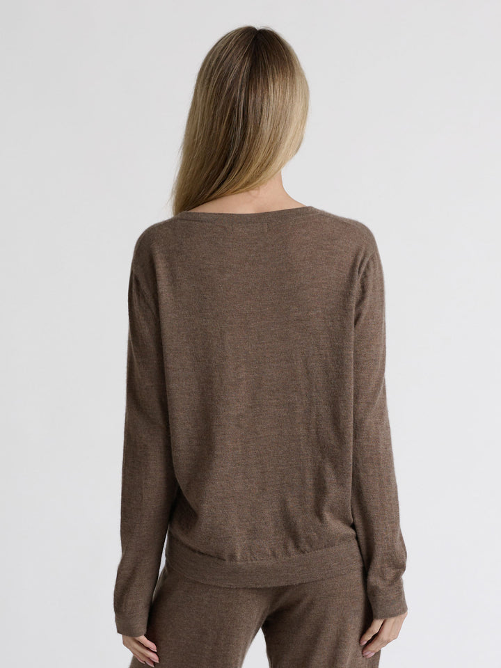 Cashmere sweater Aina, made from 100% pure cashmere. Scandinavian design by Kashmina. Color: Dark Toast.