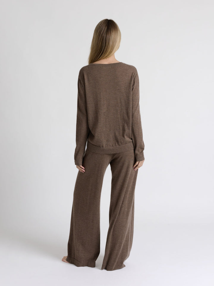 Cashmere pants "Air" in 100% pure light cashmere. Scandinavian design by Kashmina. Color: Dark Toast.