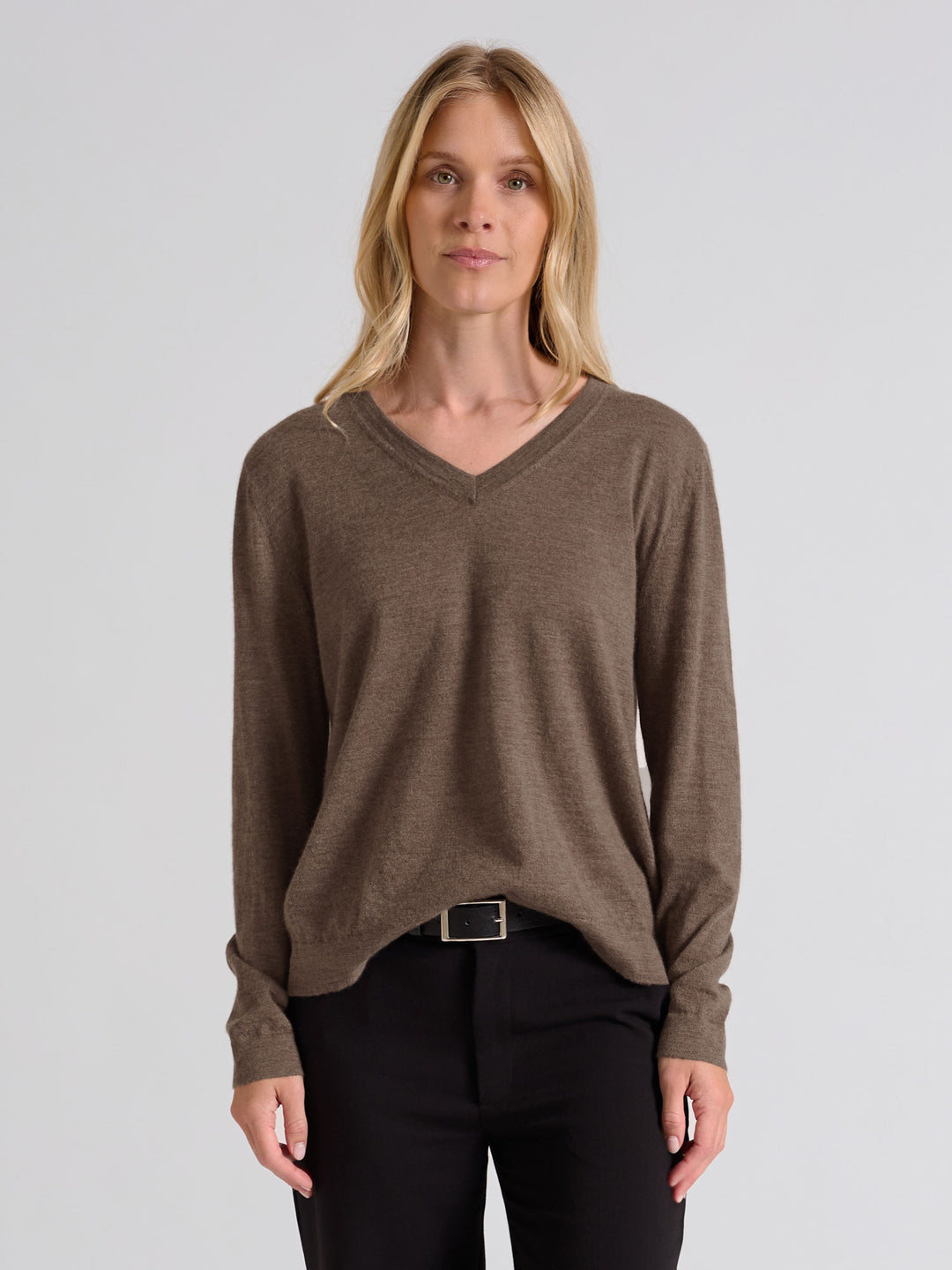 Cashmere sweater Aina, made from 100% pure cashmere. Scandinavian design by Kashmina. Color: Dark Toast.