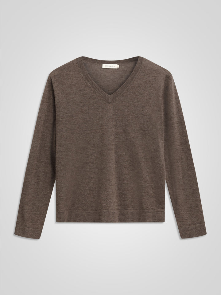 Cashmere sweater Aina, made from 100% pure cashmere. Scandinavian design by Kashmina. Color: Dark Toast.