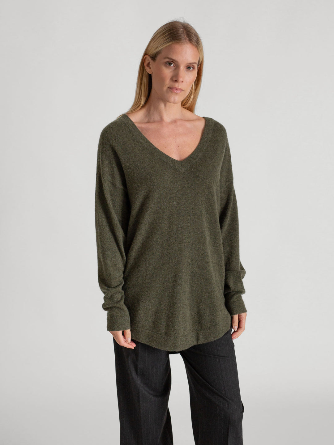 Cashmere sweater v-neck "Alva" in 100% pure cashmere. Scandinavian design by Kashmina.