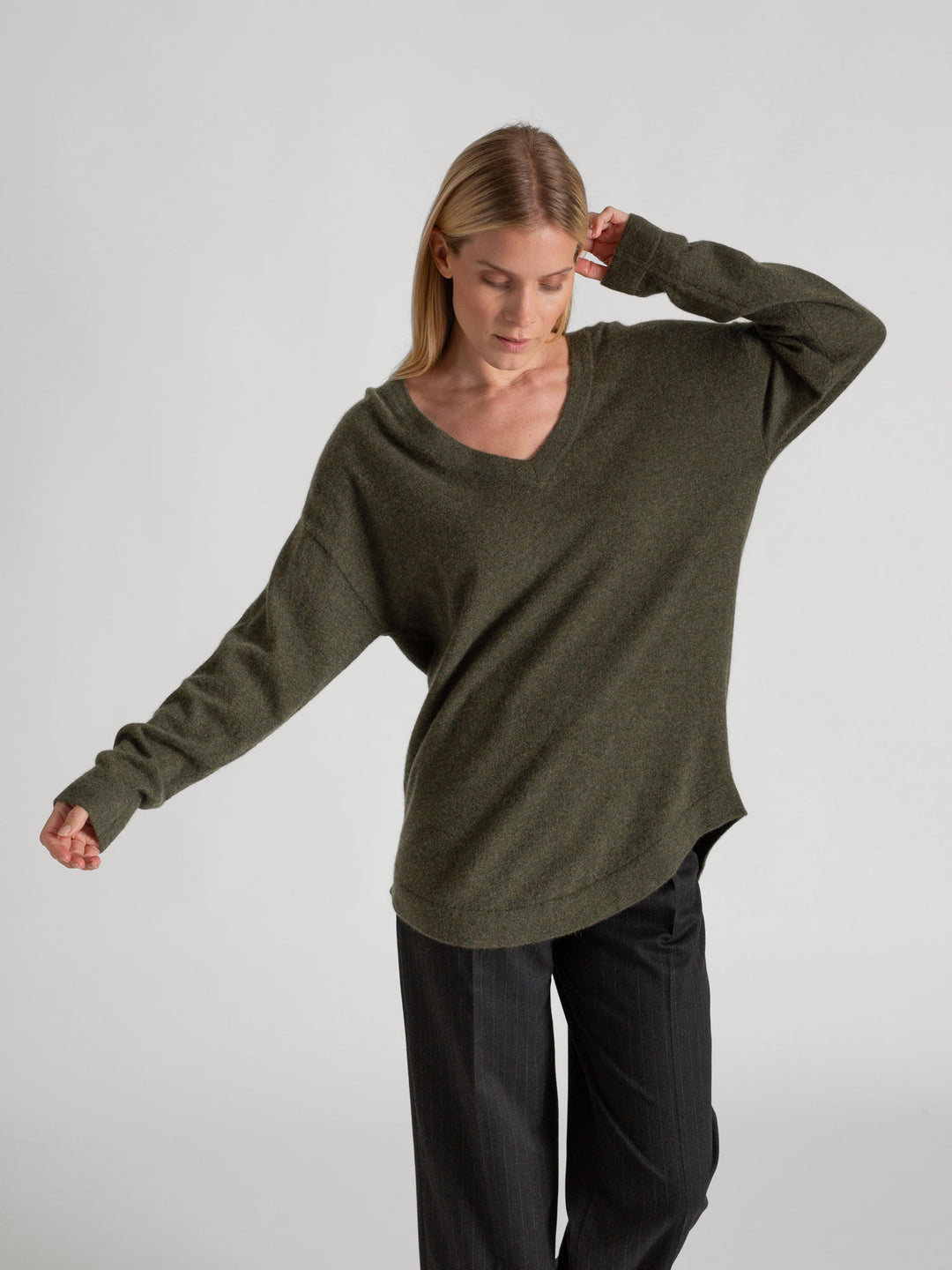 Cashmere sweater v-neck "Alva" in 100% pure cashmere. Scandinavian design by Kashmina.