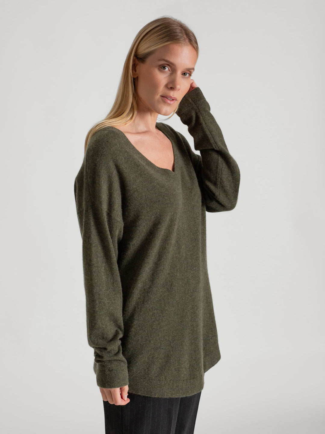 Cashmere sweater v-neck "Alva" in 100% pure cashmere. Scandinavian design by Kashmina.