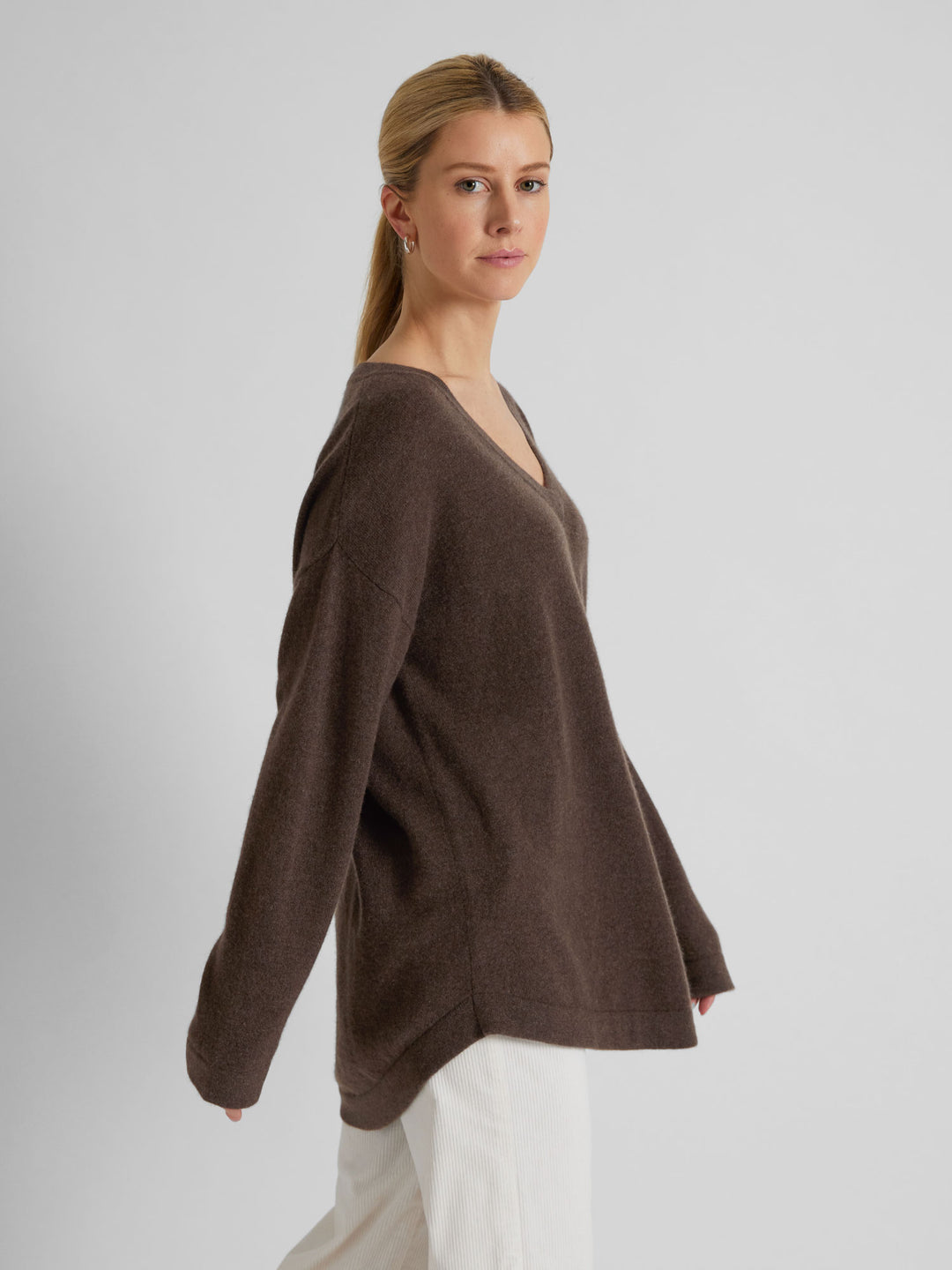 Cashmere sweater v-neck "Alva" in 100% pure cashmere. Scandinavian design by Kashmina. Color: Dark Brown.