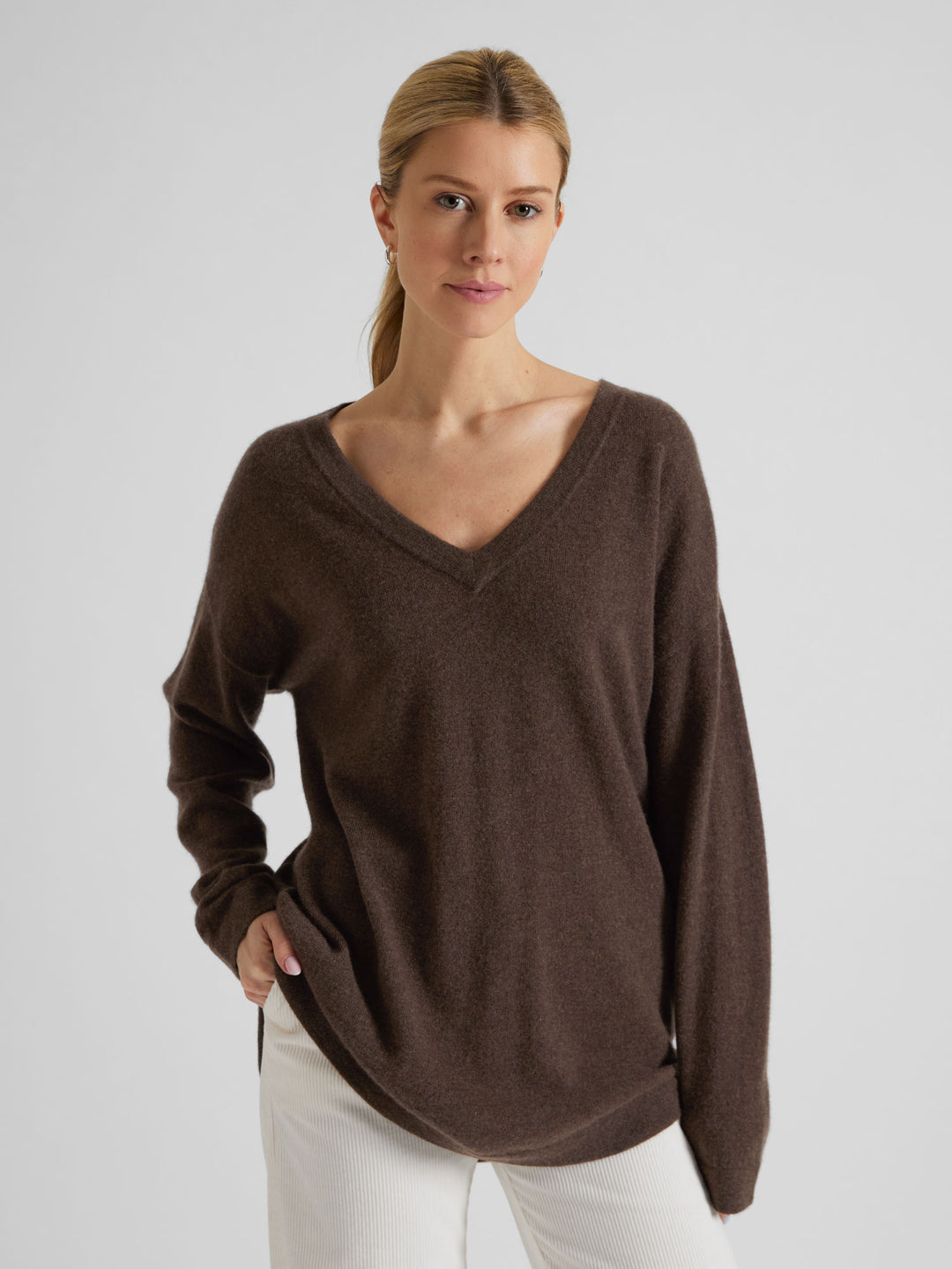 Cashmere sweater v-neck "Alva" in 100% pure cashmere. Scandinavian design by Kashmina. Color: Dark Brown.