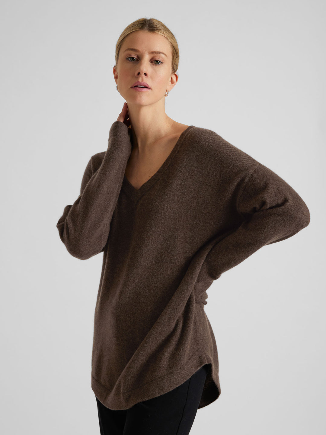 Cashmere sweater v-neck "Alva" in 100% pure cashmere. Scandinavian design by Kashmina. Color: Dark Brown.