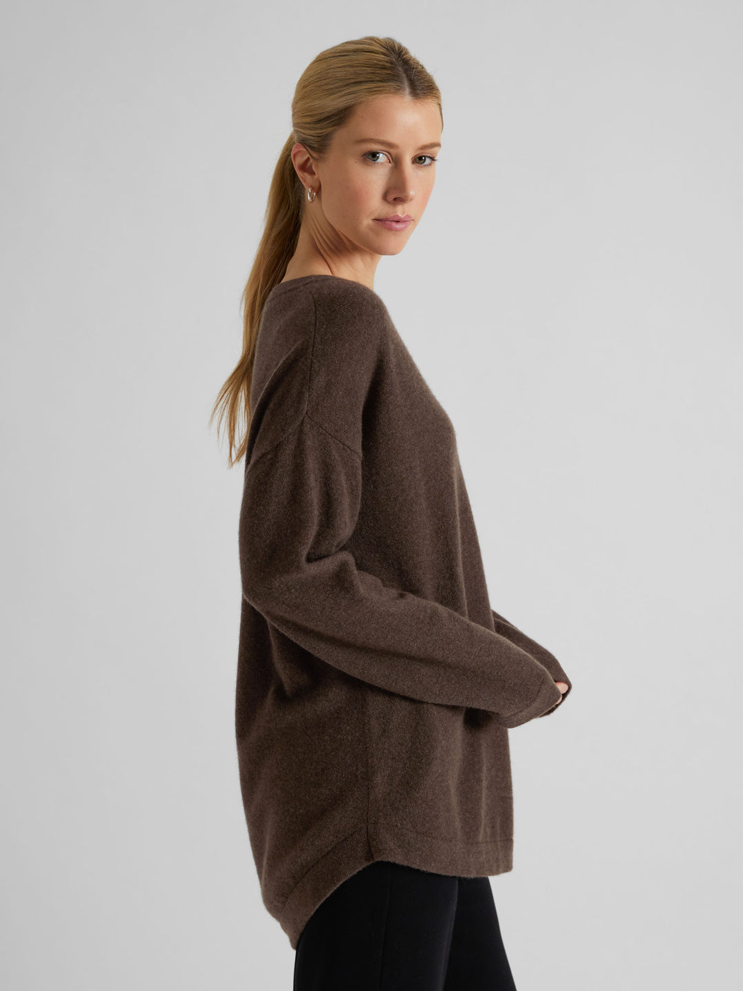 Cashmere sweater v-neck "Alva" in 100% pure cashmere. Scandinavian design by Kashmina. Color: Dark Brown.