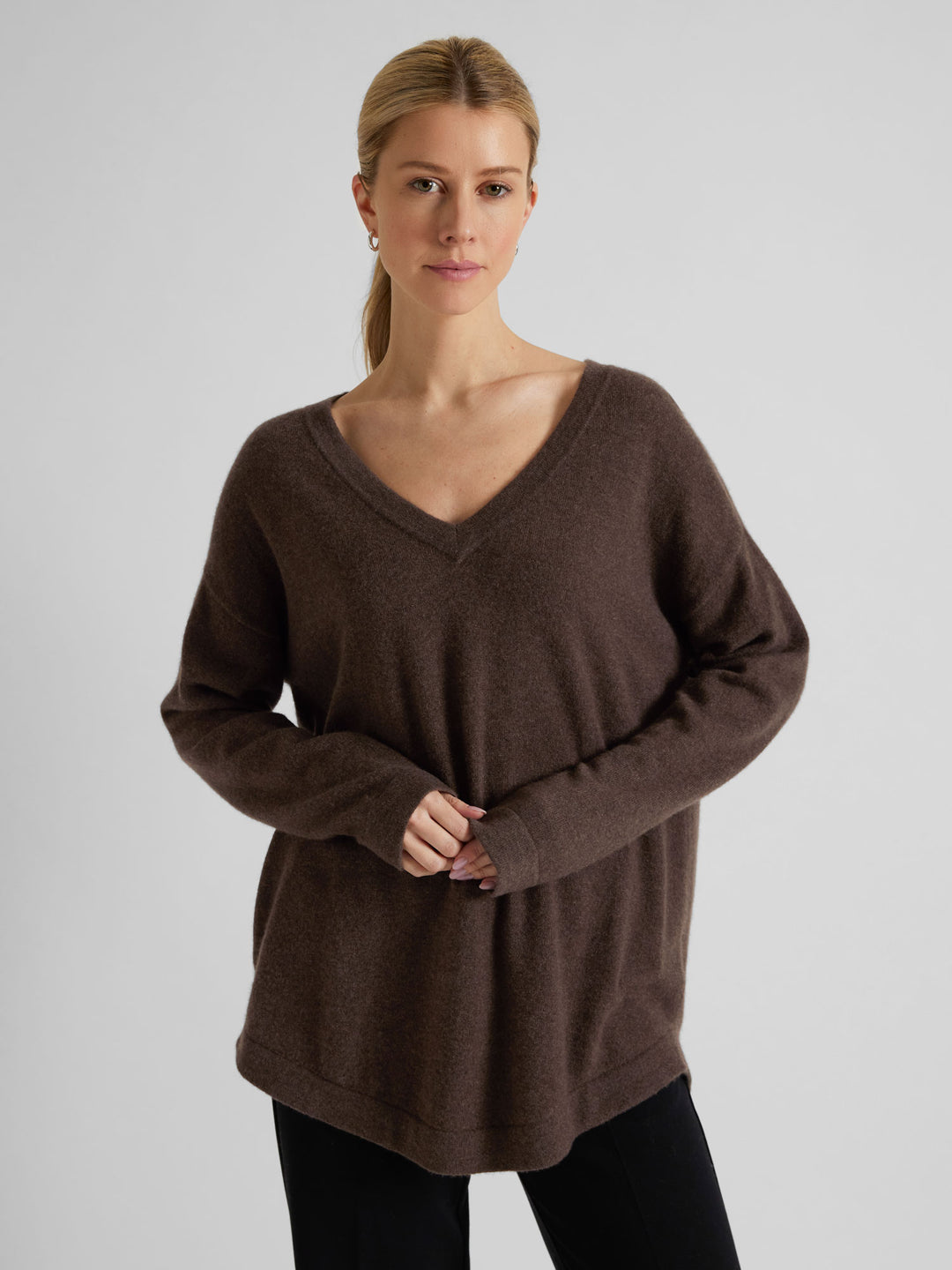 Cashmere sweater v-neck "Alva" in 100% pure cashmere. Scandinavian design by Kashmina. Color: Dark Brown.