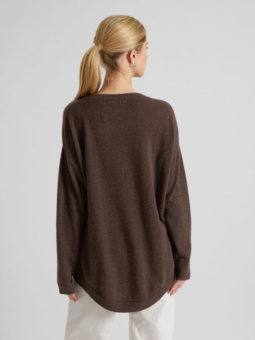 Cashmere sweater v-neck "Alva" in 100% pure cashmere. Scandinavian design by Kashmina. Color: Dark Brown.